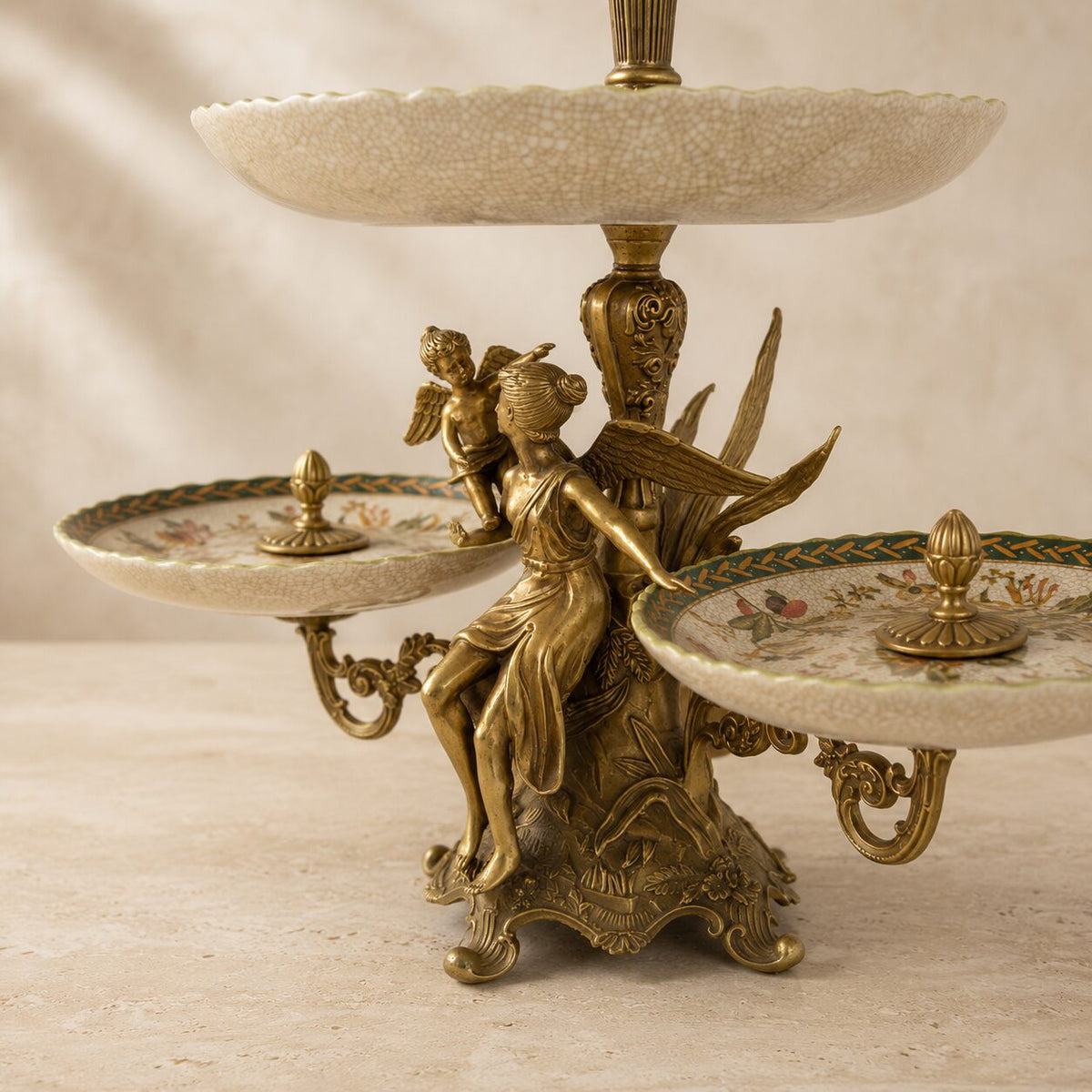 Surtout de table en bronze doré et porcelaine à décor floral, vue base figure