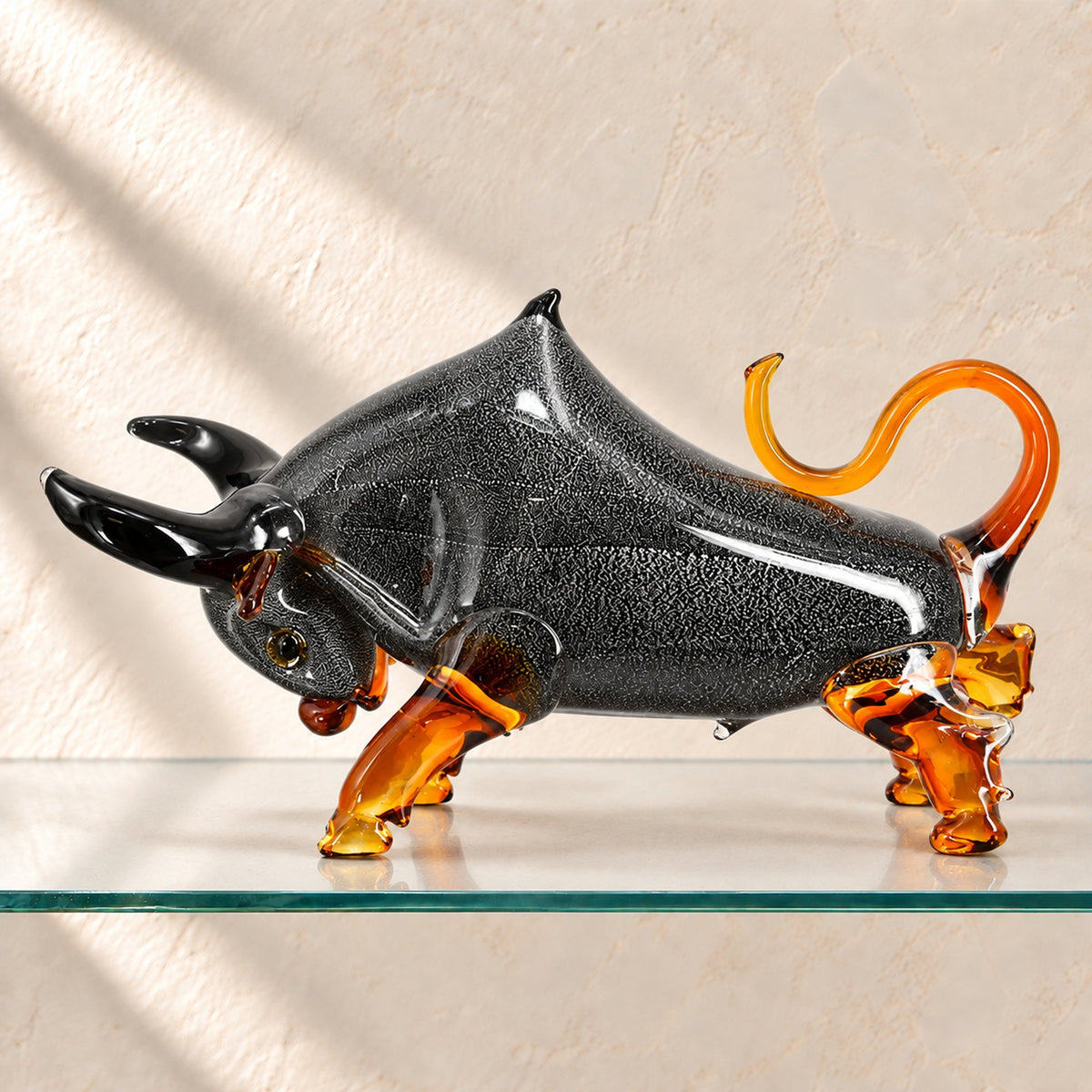 Taureau en verre style Murano gris argenté et ambre, vue d'ensemble profil autre côté