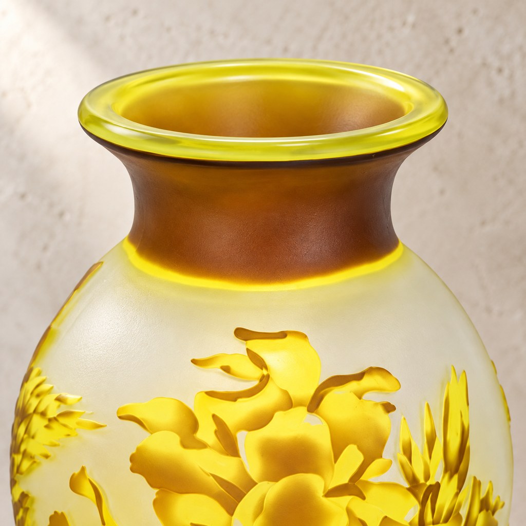 Vase balustre en verre camée à décor de freesias jaunes, détail col et ouverture
