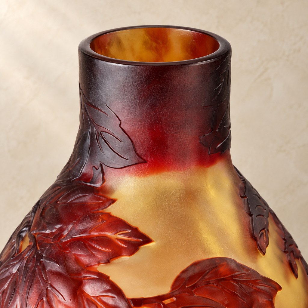 Vase balustre en verre multicouche décor de prunes, col et ouverture