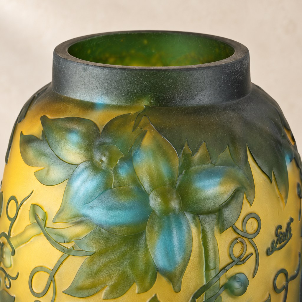 Vase camée Art Nouveau à décor de clématites vertes et bleues, col et ouverture