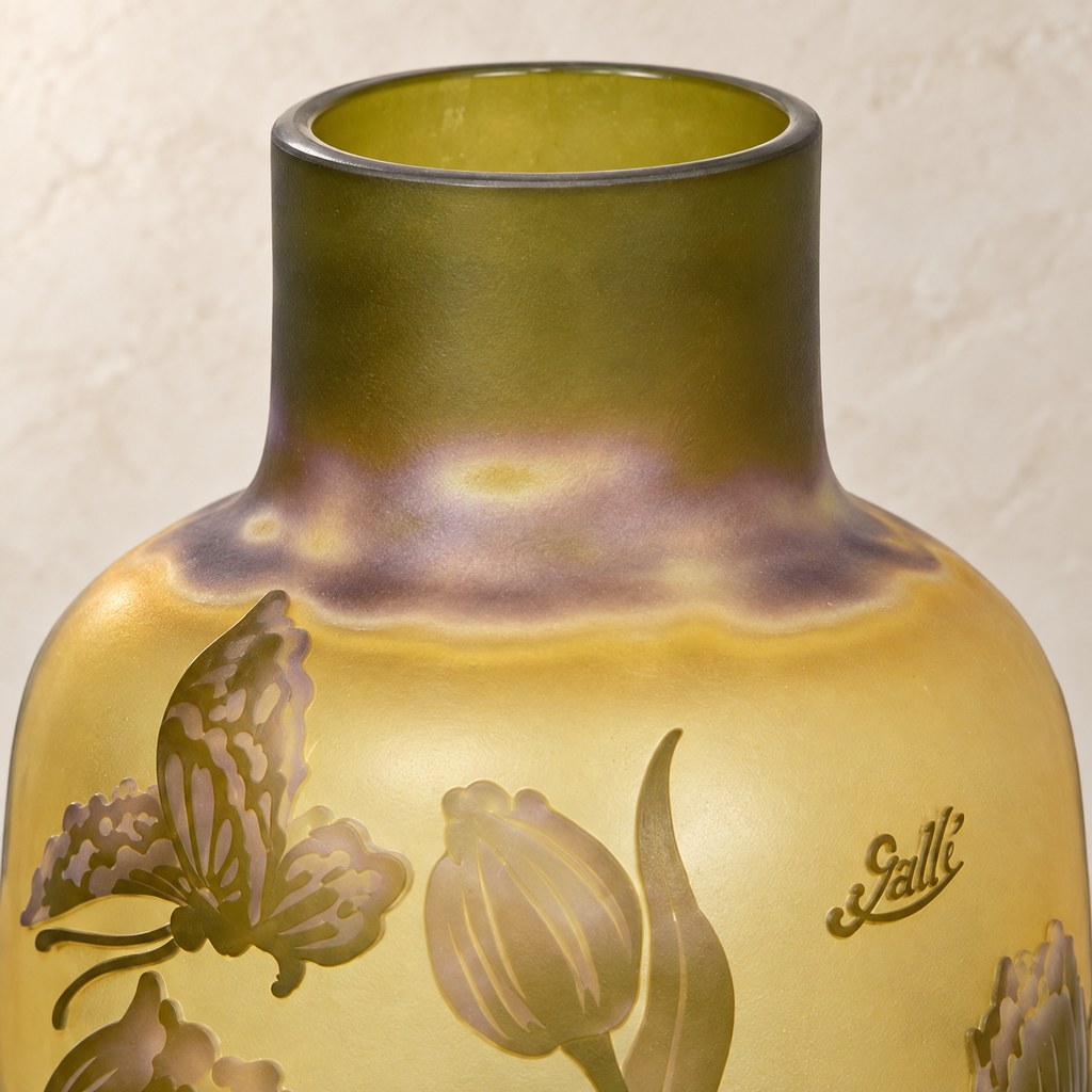 Vase camée en pâte de verre décor tulipes et papillon, col et ouverture