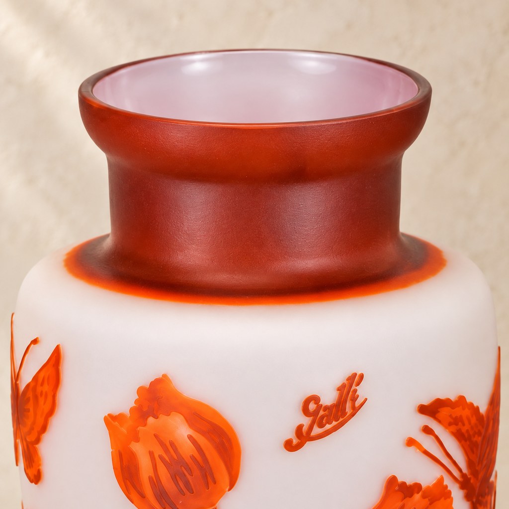 Vase camée en pâte de verre décor tulipes, style Gallé, col et ouverture