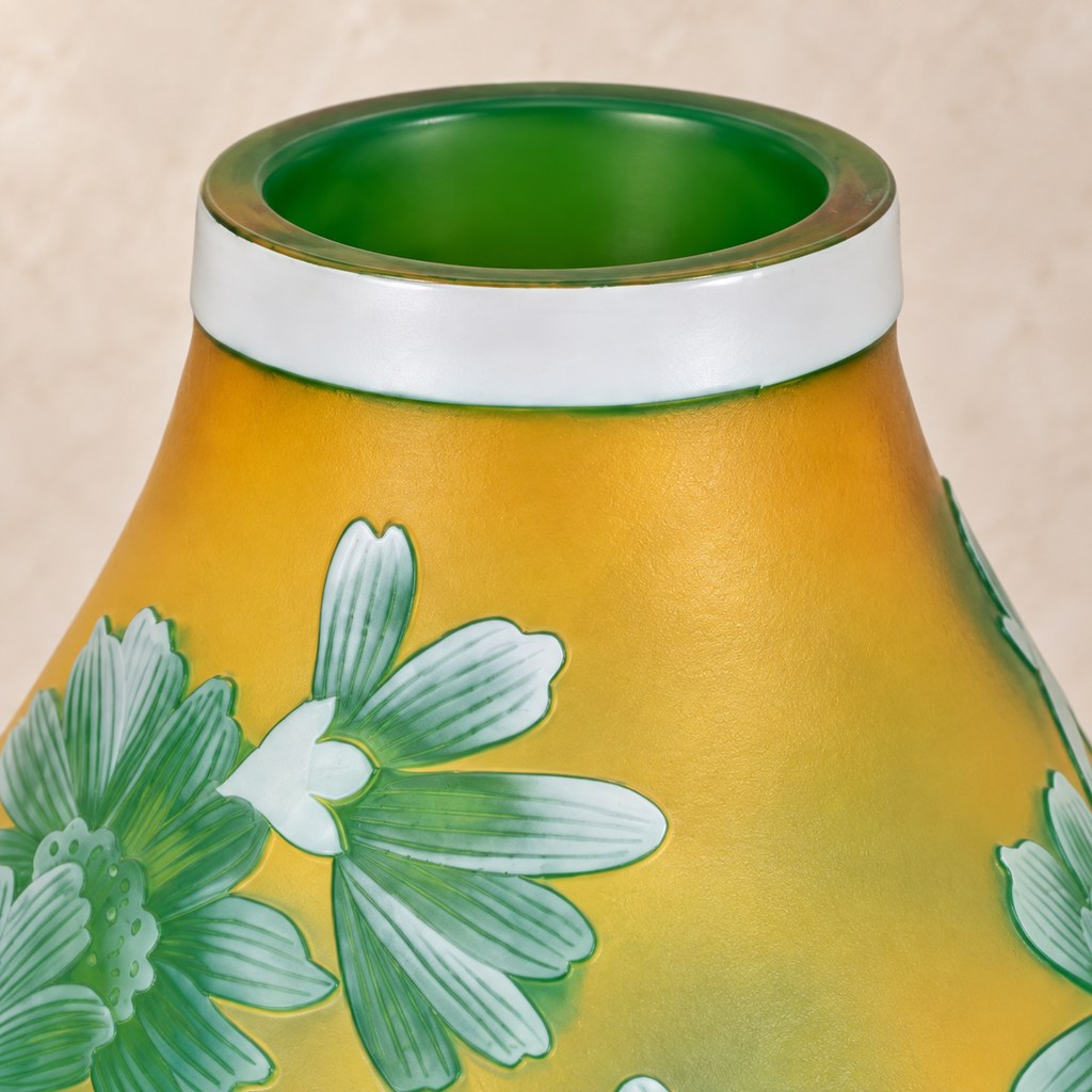 Vase camée en verre multicouche à décor de marguerites, col et ouverture