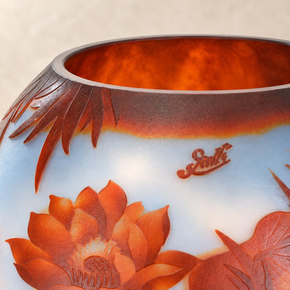 Vase camée en verre multicouche à décor de nénuphars, détail col et ouverture