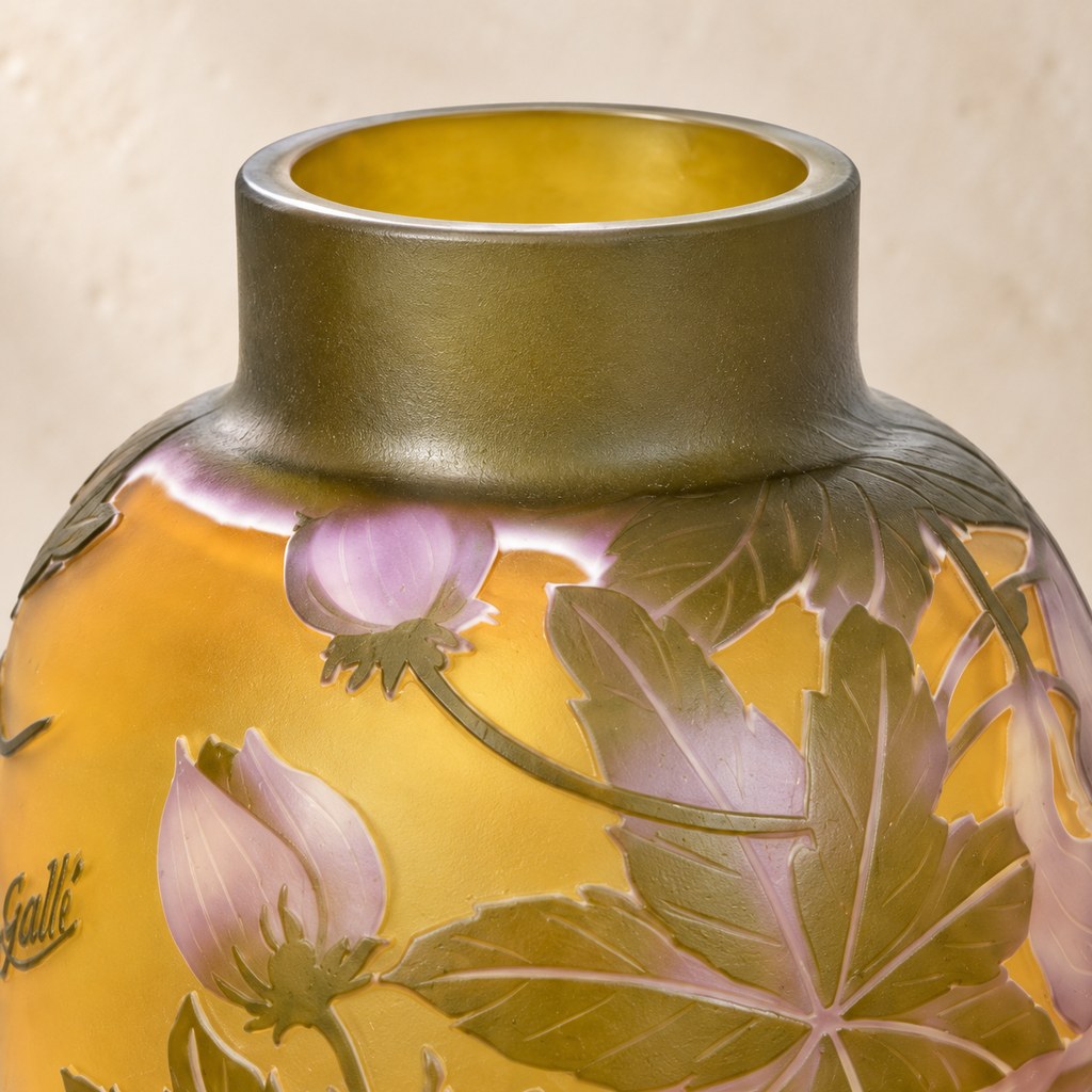 Vase camée en verre multicouche décor de pivoines et feuillages, col et ouverture