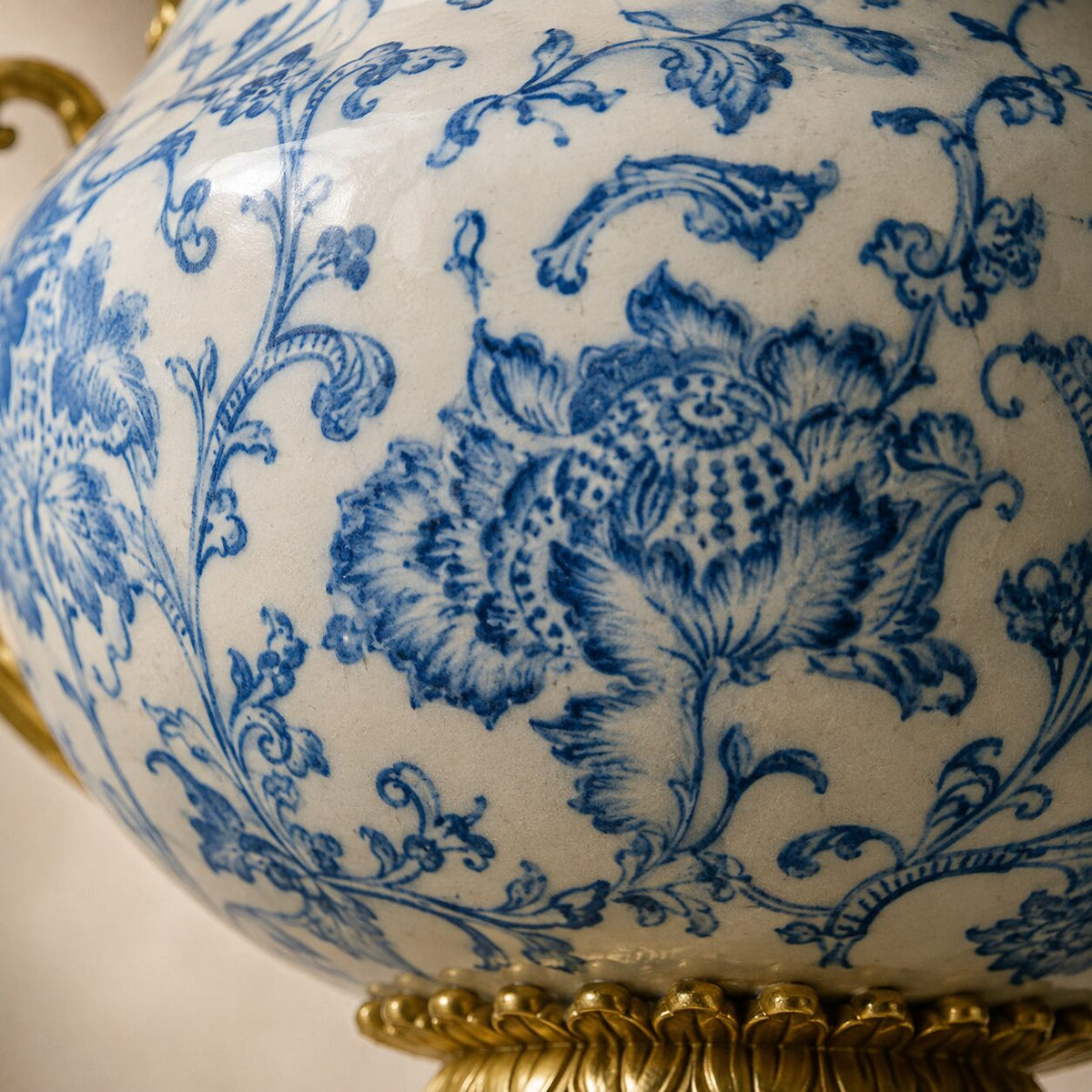Vase médicis porcelaine bleu et blanc à monture bronze doré, détail panse fleurs