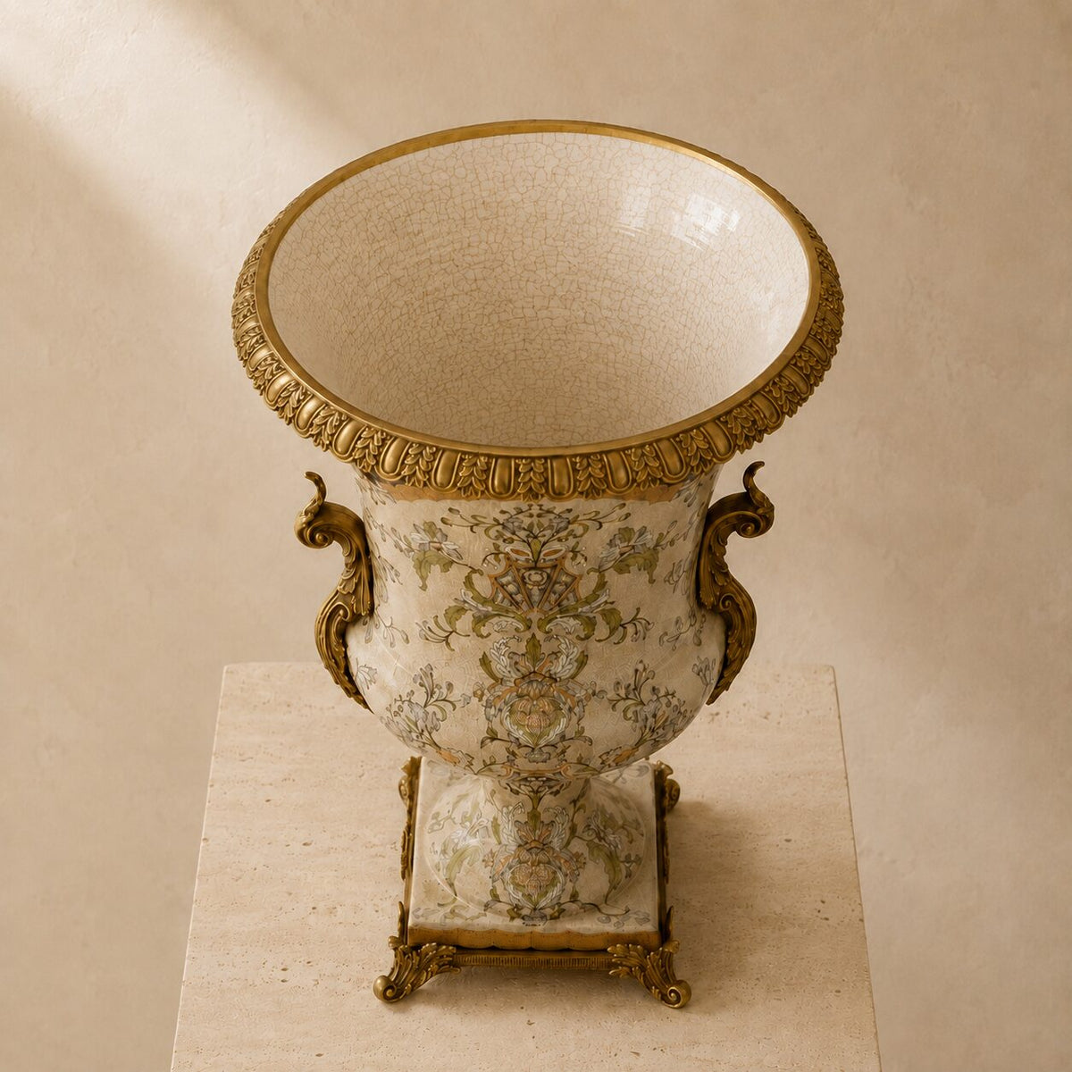 Vase Médicis en porcelaine craquelée à monture bronze doré, vue col intérieur