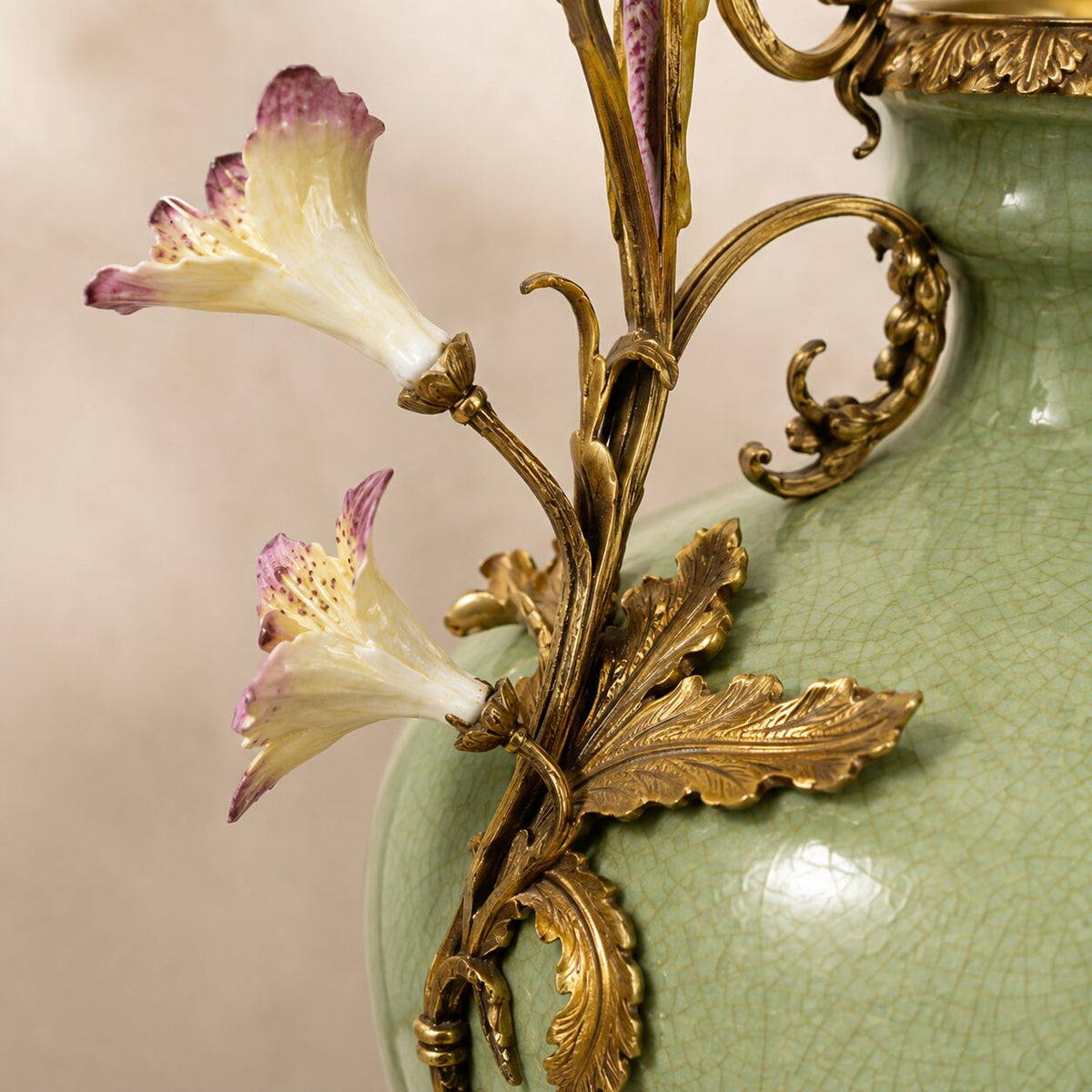 Vase en porcelaine céladon craquelée, monture bronze aux perroquets, détail anse fleurs