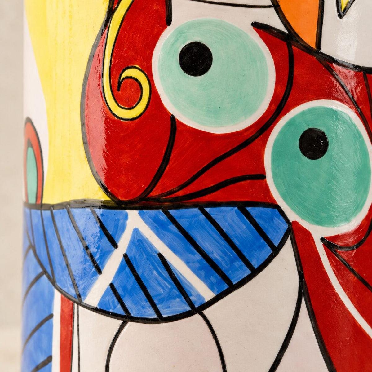 Vase porcelaine émaillée décor cubiste polychrome, détail visage rouge