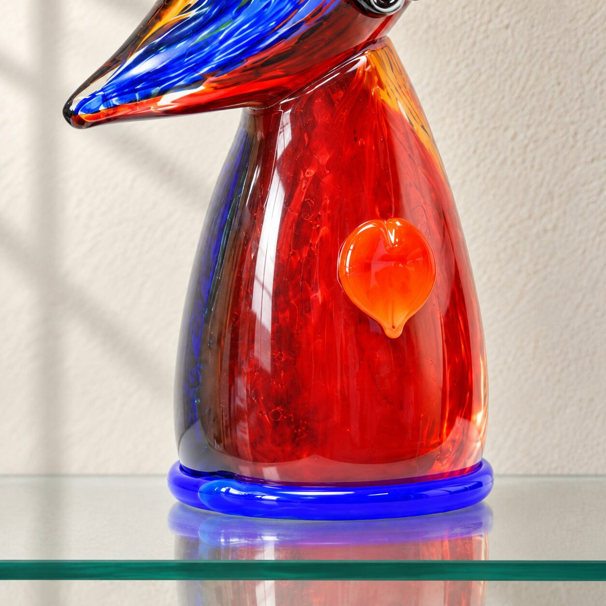 Vase sculpture visage cubiste de face en verre polychrome style Murano, détail pied cœur orange gros plan