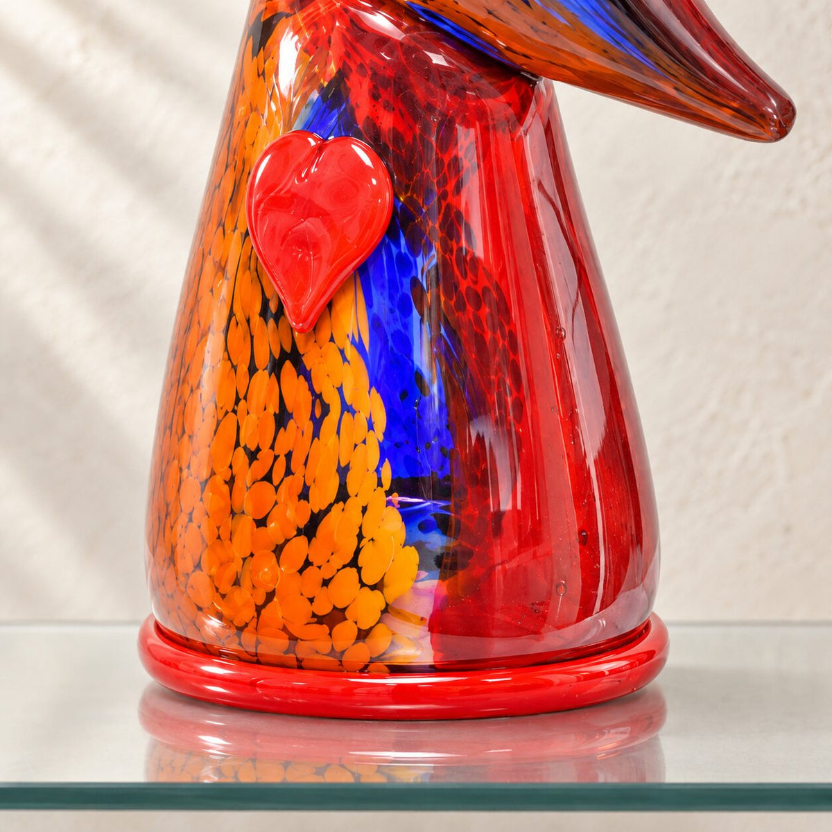 Vase sculpture visage cubiste de profil en verre polychrome style Murano, détail cœur rouge col gros plan