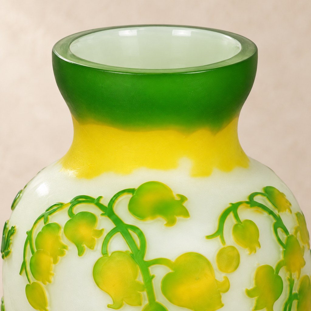 Vase en verre camée décor muguet vert et jaune, col et ouverture