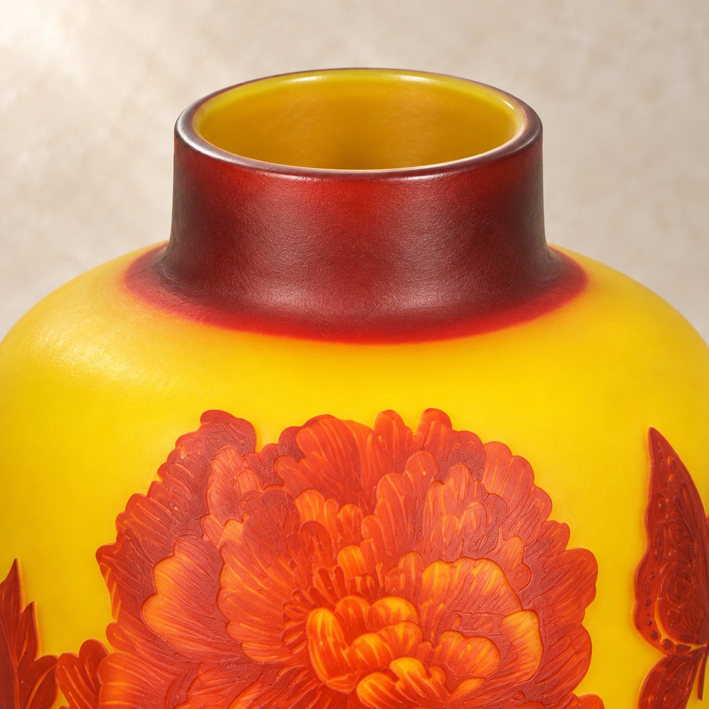 Vase en verre multicouche décor pivoines et papillon, col et ouverture