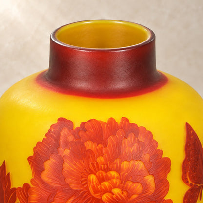 Vase en verre multicouche décor pivoines et papillon, col et ouverture