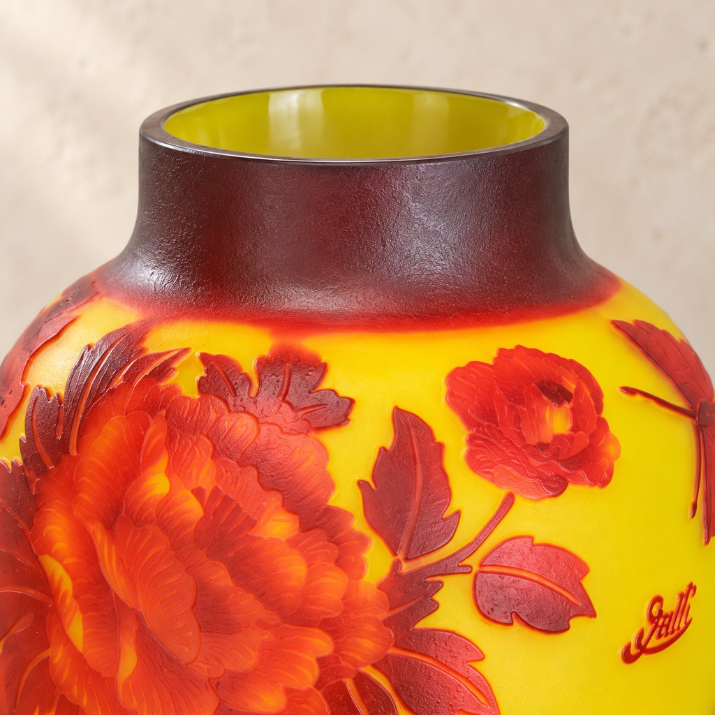 Vase en verre multicouche décor pivoines et perdrix, col et ouverture