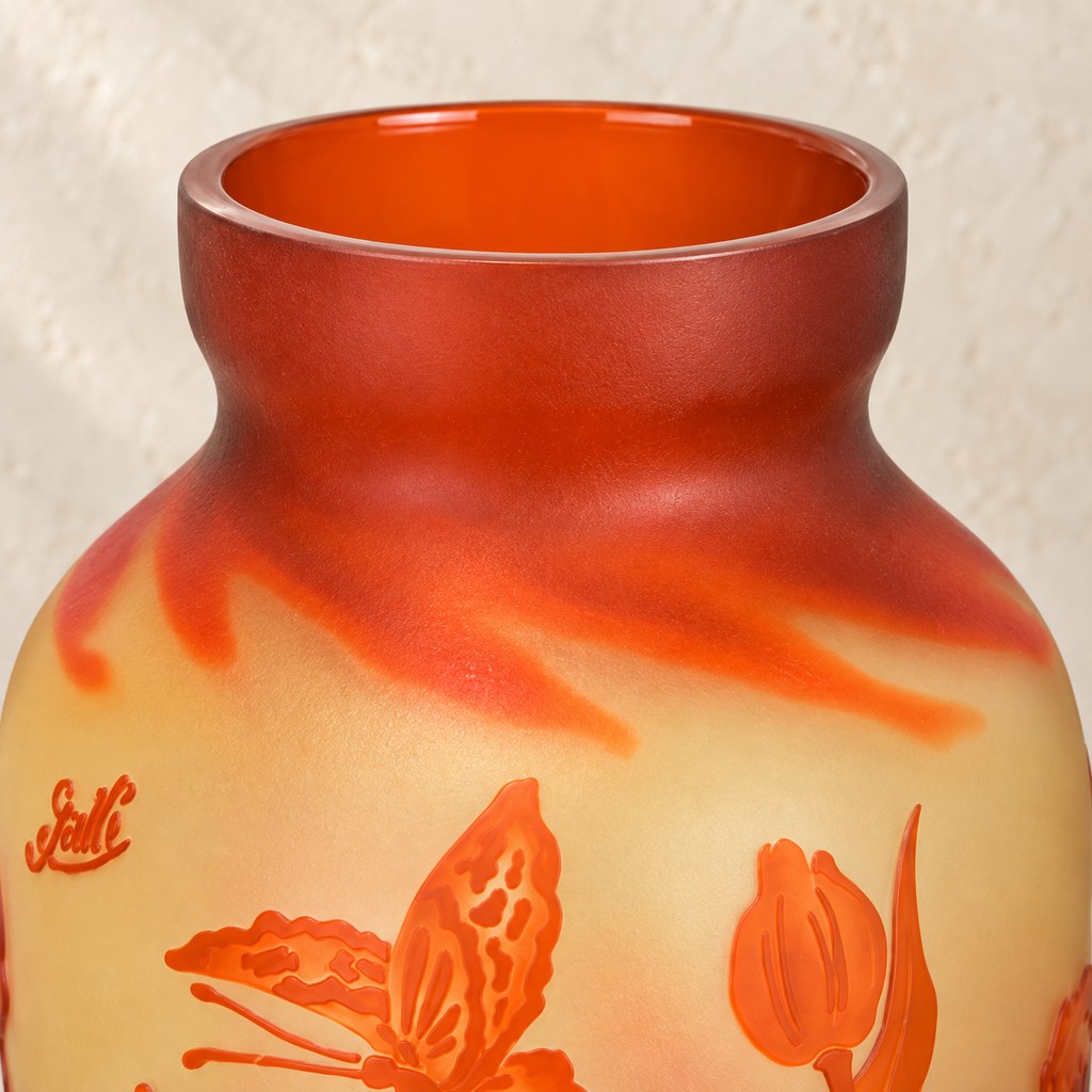 Vase en verre multicouche décor tulipes et papillon, col et ouverture