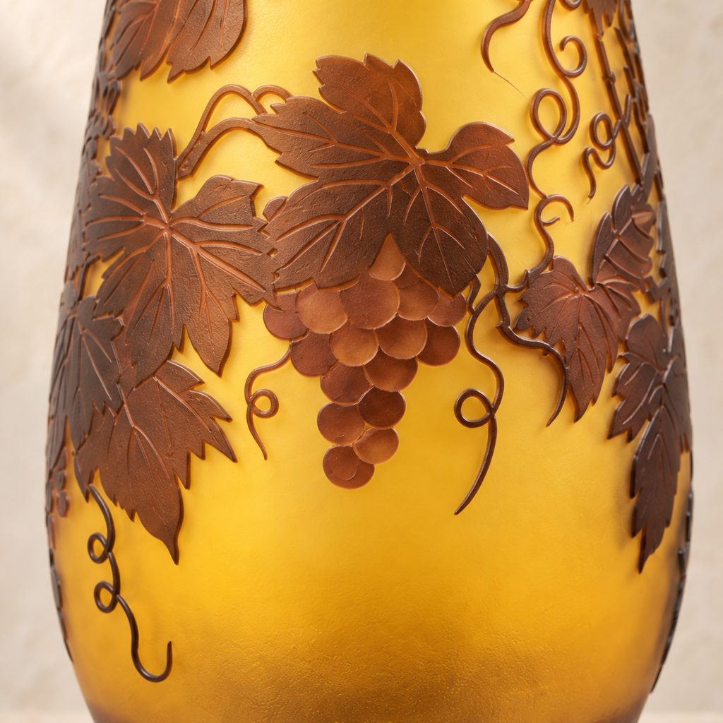 Vase en verre multicouche à décor de vigne et raisins, détail vigne relief