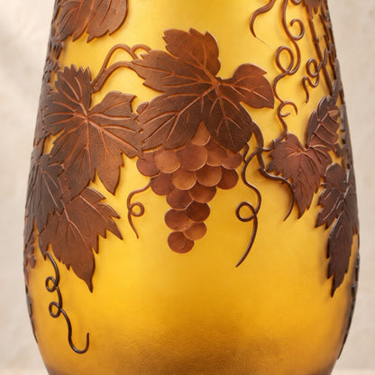 Vase en verre multicouche à décor de vigne et raisins, détail vigne relief
