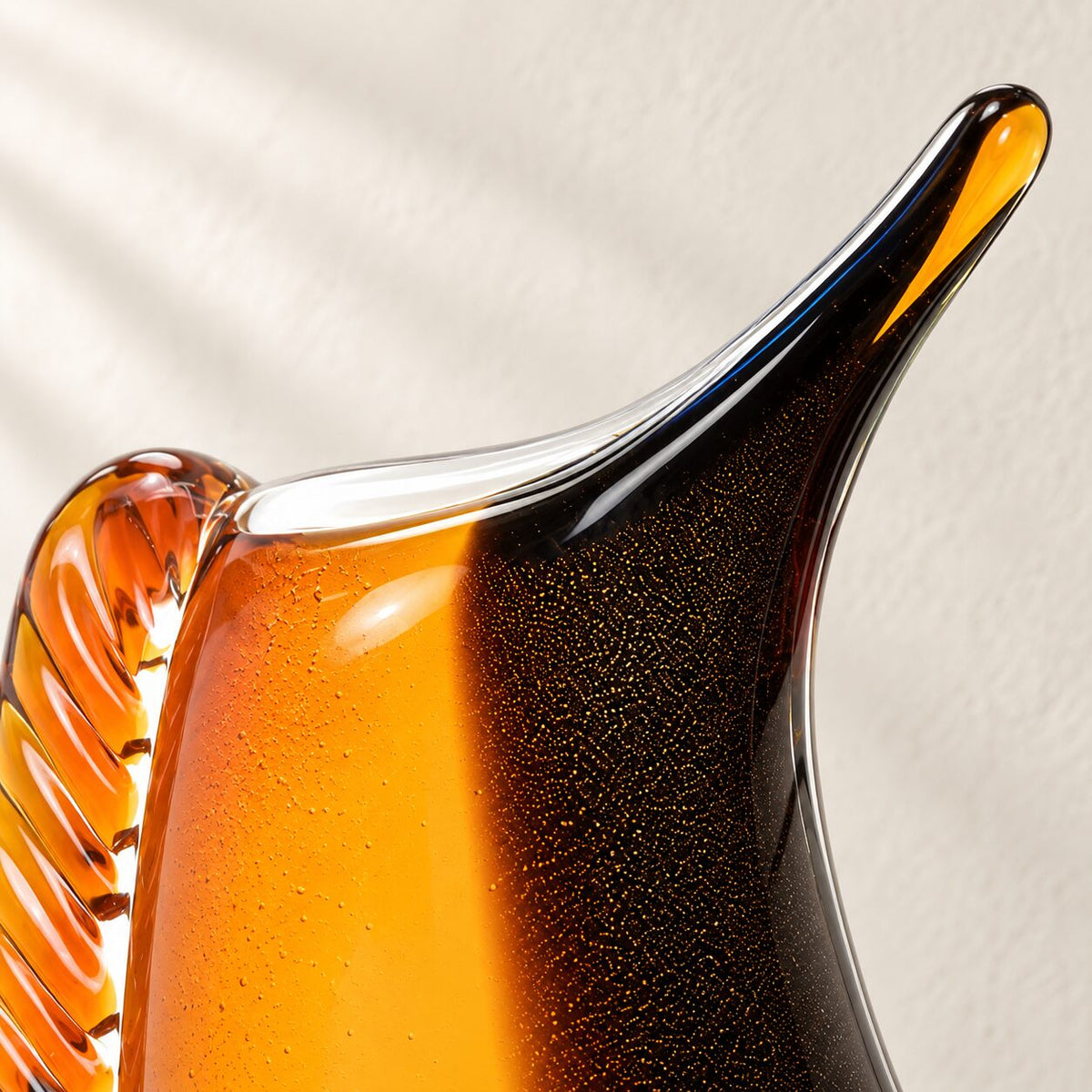 Vase visage abstrait en verre style Murano orange et noir, détail sommet pointe verre