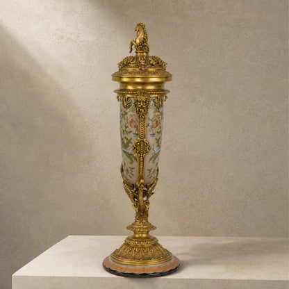 Aiguière corne d'abondance en porcelaine à rinceaux polychromes, vue arrière