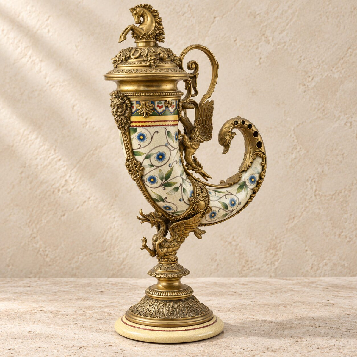 Aiguière corne d'abondance en porcelaine craquelée et bronze doré, vue de face angle 2