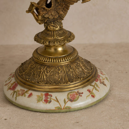 Aiguière corne d'abondance en porcelaine crème à décor floral, détail socle fleurs