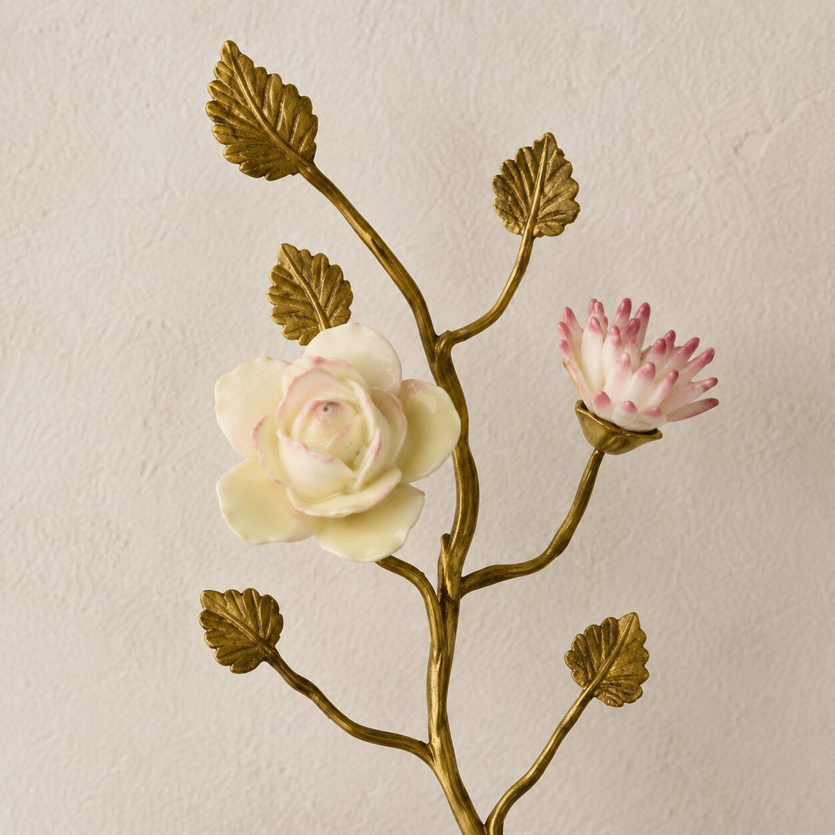 Applique cornet en porcelaine et bronze doré au perroquet, détail roses blanches