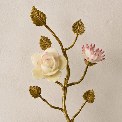 Applique cornet en porcelaine et bronze doré au perroquet, détail roses blanches