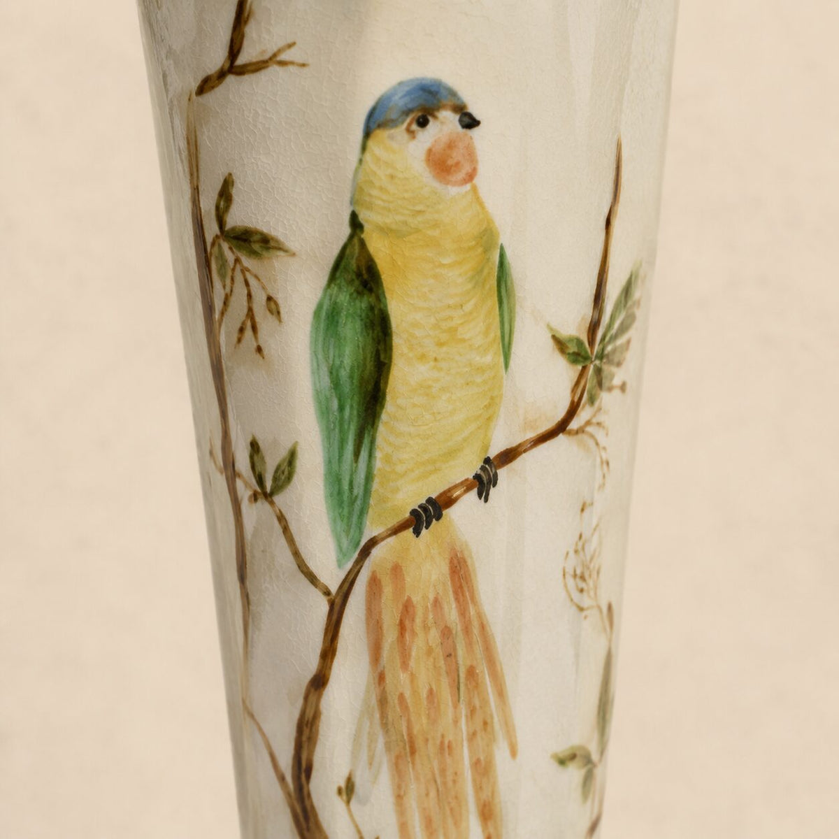 Applique murale en porcelaine et bronze au perroquet bleu, détail cornet oiseau peint