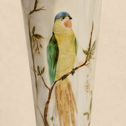 Applique murale en porcelaine et bronze au perroquet bleu, détail cornet oiseau peint