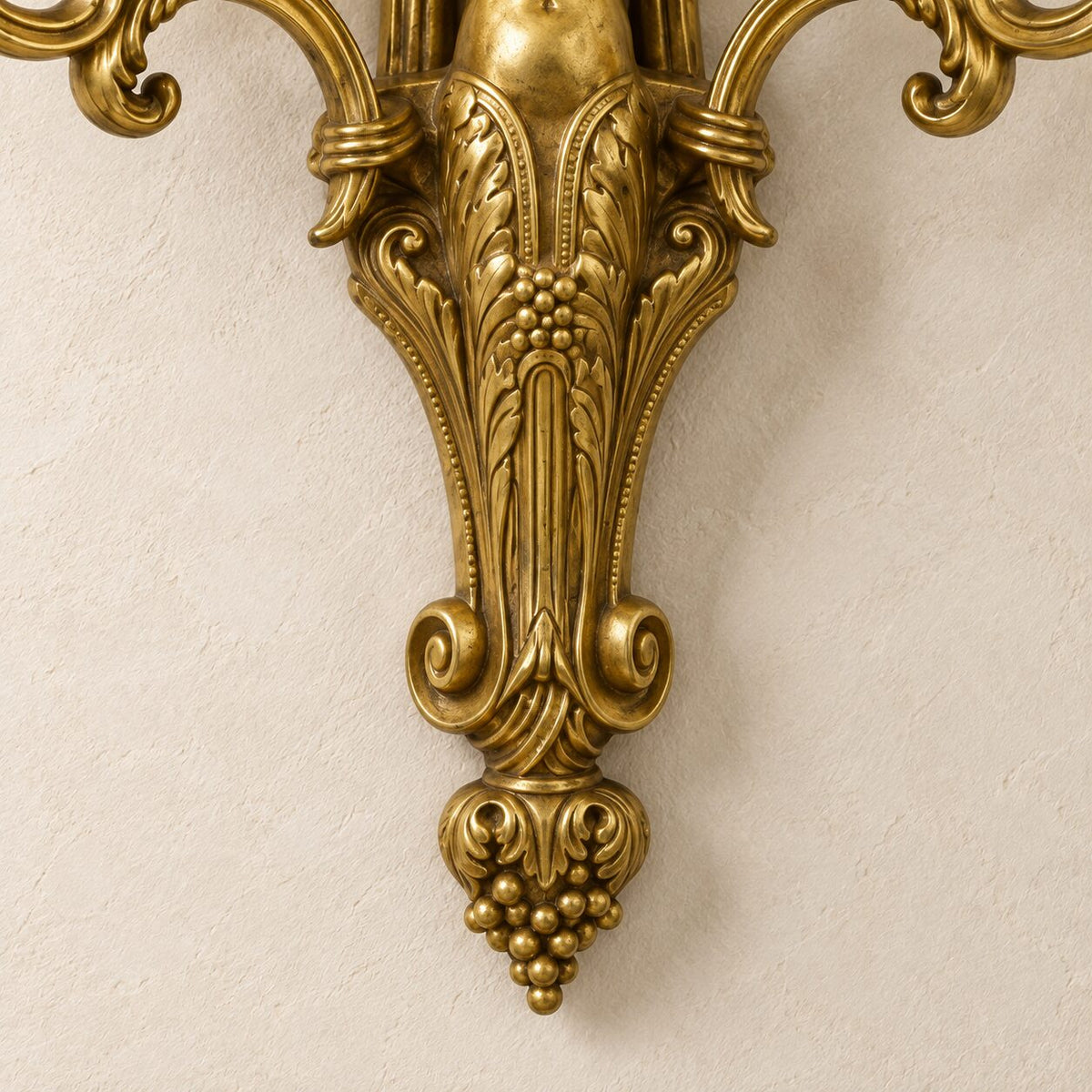 Applique murale au putto en bronze doré et porcelaine bleue, détail nœud bronze haut gros plan