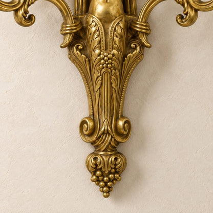 Applique murale au putto en bronze doré et porcelaine bleue, détail nœud bronze haut gros plan