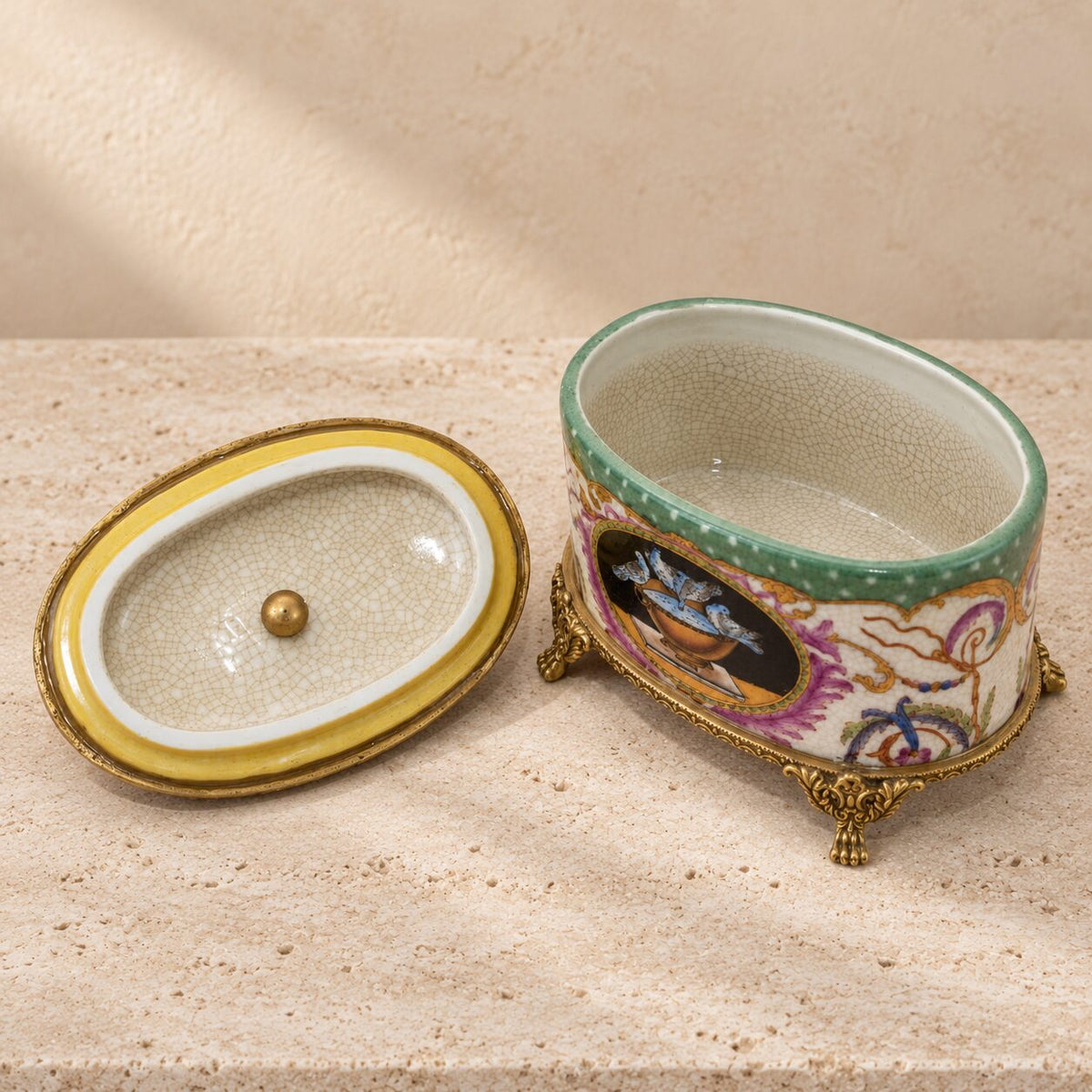 Boîte couverte en porcelaine craquelée et bronze doré, vue ouverte