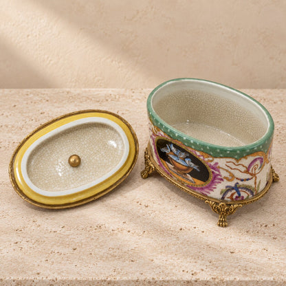 Boîte couverte en porcelaine craquelée et bronze doré, vue ouverte