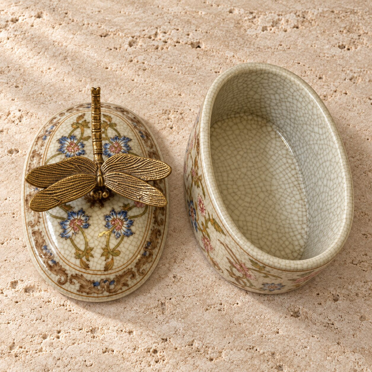 Boîte couverte en porcelaine craquelée à décor floral, vue ouverte couvercle posé intérieur vide