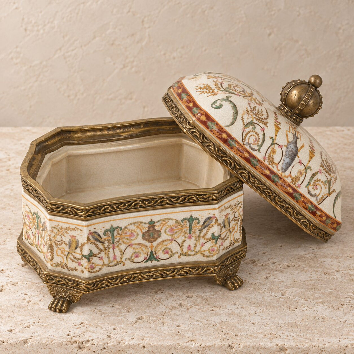Boîte couverte en porcelaine craquelée à monture bronze doré, vue ouverte couvercle posé
