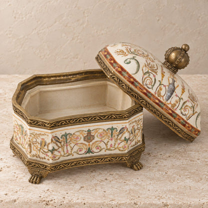 Boîte couverte en porcelaine craquelée à monture bronze doré, vue ouverte couvercle posé