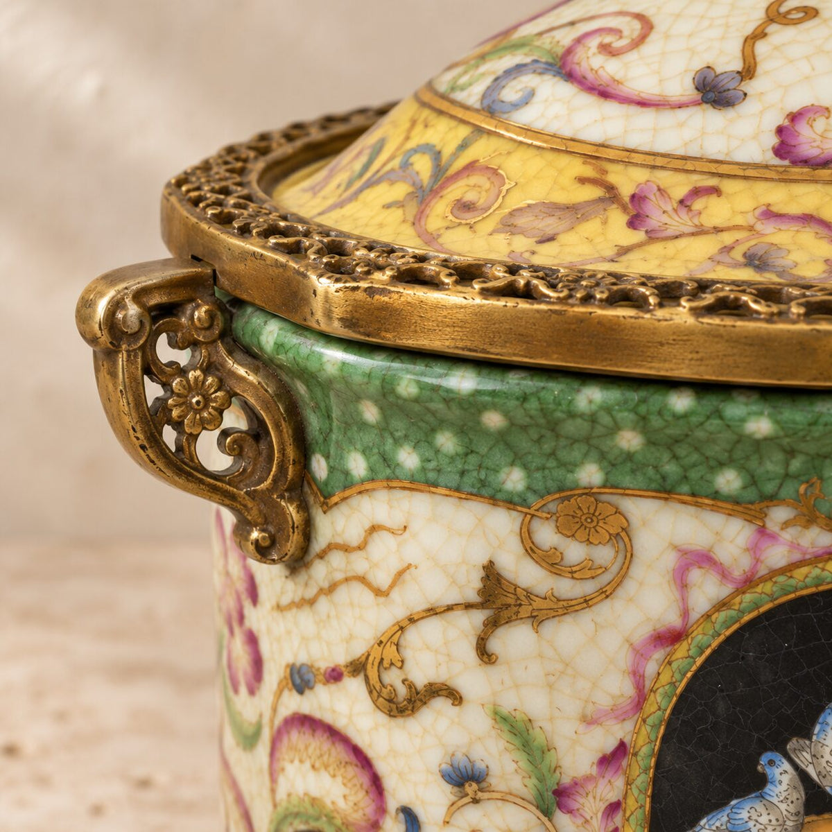 Boîte à thé en porcelaine craquelée à décor de colombes, détail anse bronze