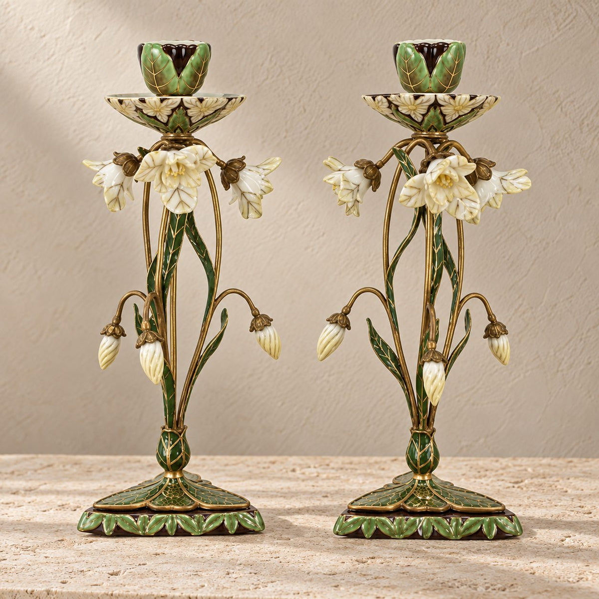 Bougeoir Art Nouveau en bronze doré émaillé à décor floral, vue de la paire ensemble