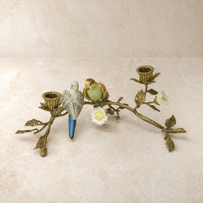 Bougeoir branche aux perruches en porcelaine et bronze doré, vue trois quarts