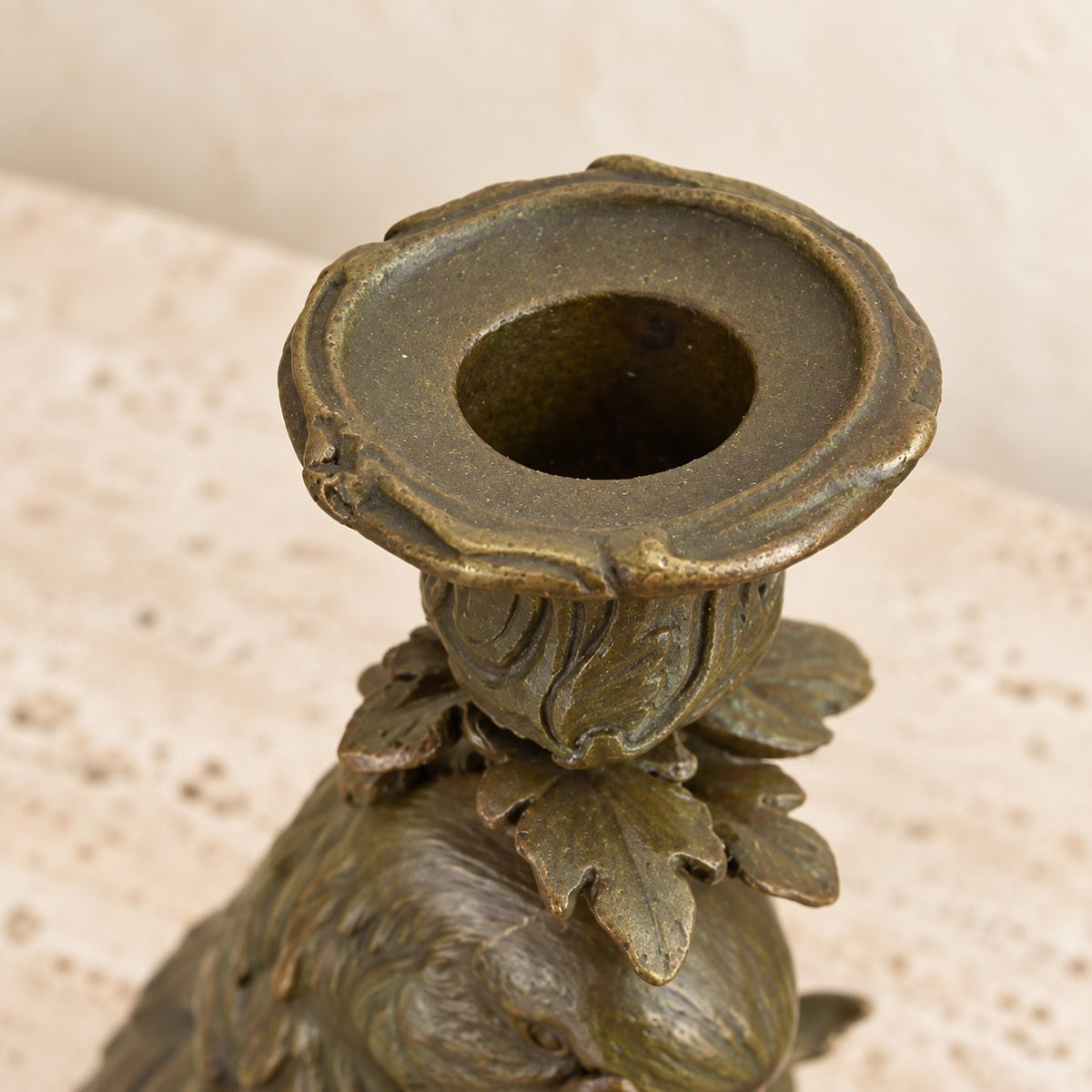 Bougeoir au perroquet en bronze patiné sur socle marbre, détail bobèche vue de dessus feuillage
