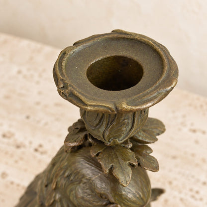Bougeoir au perroquet en bronze patiné sur socle marbre, détail bobèche vue de dessus feuillage