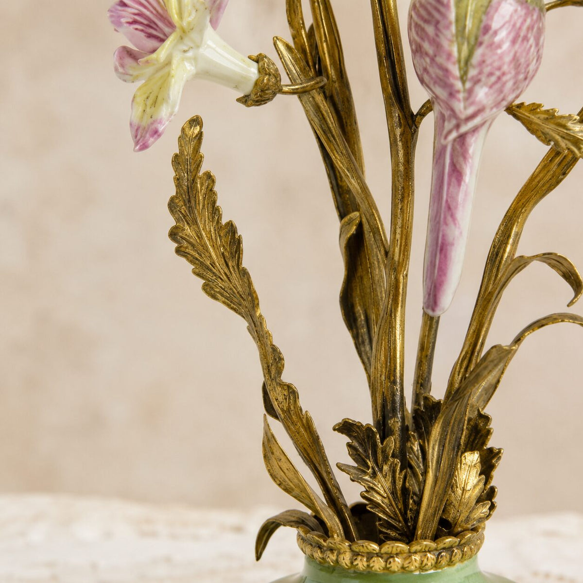 Bougeoir en porcelaine céladon et bronze doré aux oiseaux, détail perroquet rose corps