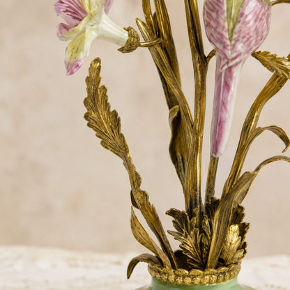Bougeoir en porcelaine céladon et bronze doré aux oiseaux, détail perroquet rose corps