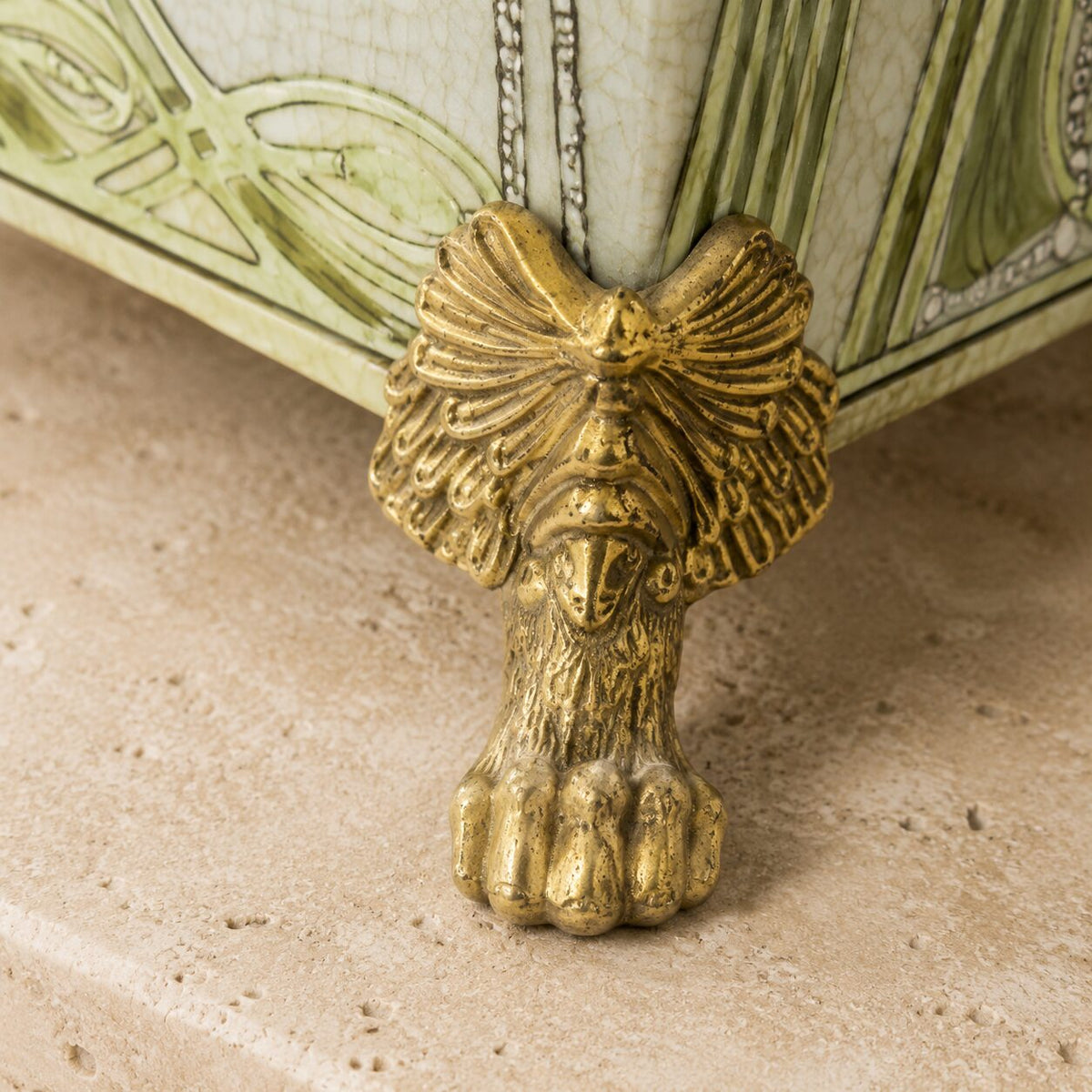 Cache-pot Art Nouveau en porcelaine craquelée aux hérons, détail pied griffe gros plan
