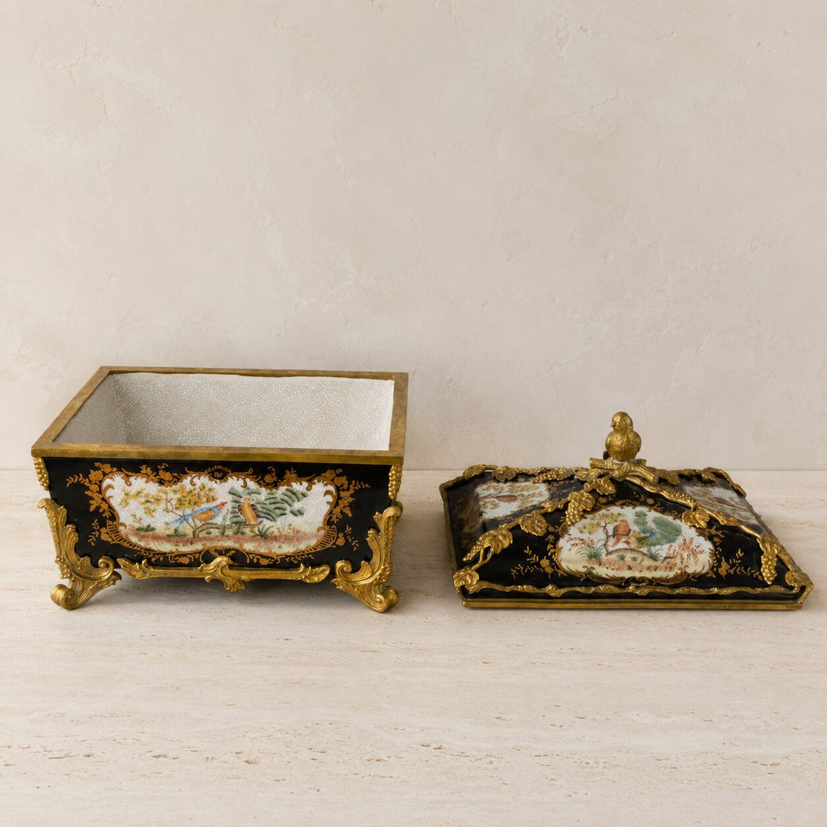 Coffret en porcelaine noire et bronze doré décor oiseaux, vue ouvert intérieur
