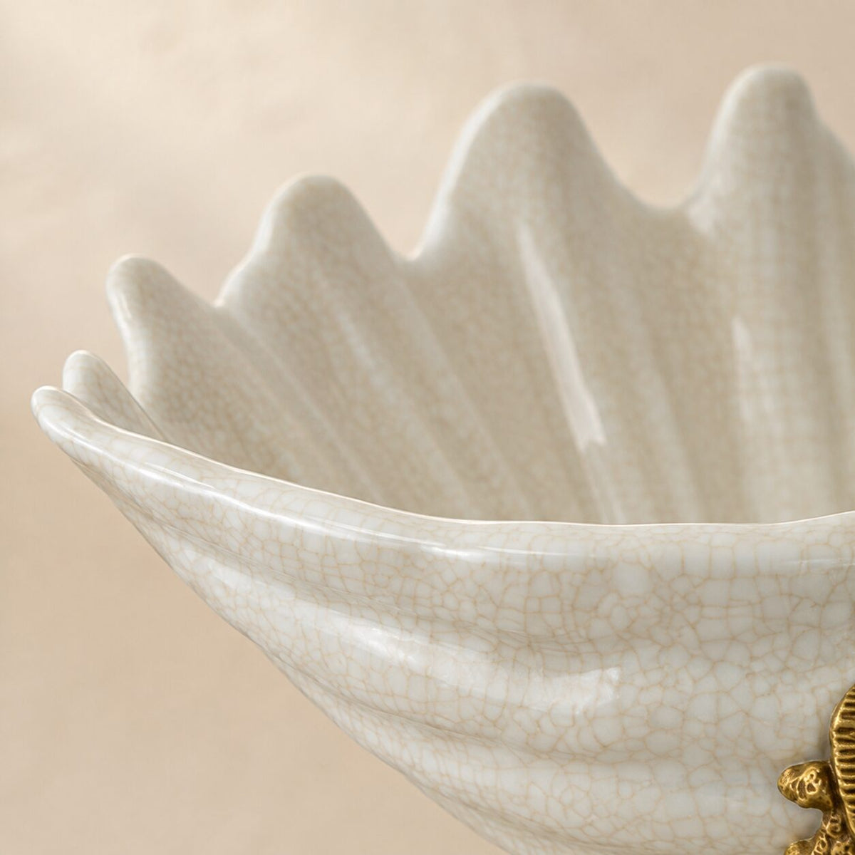 Coupe cygne en porcelaine craquelée et bronze doré, détail bord vasque
