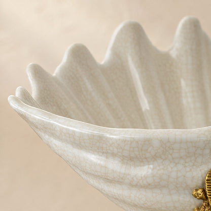 Coupe cygne en porcelaine craquelée et bronze doré, détail bord vasque