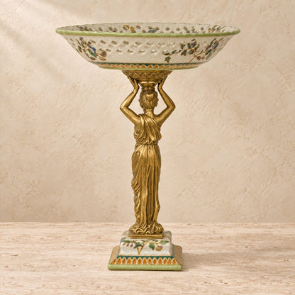 Coupe en porcelaine ajourée à monture cariatide en bronze doré, vue d'ensemble trois quarts